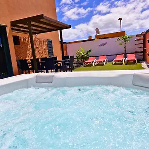 Sunrise Surf House, Big Garden, Hot Tub, Parking, Super-fast Free Wi-fi Casa vacanze Corralejo